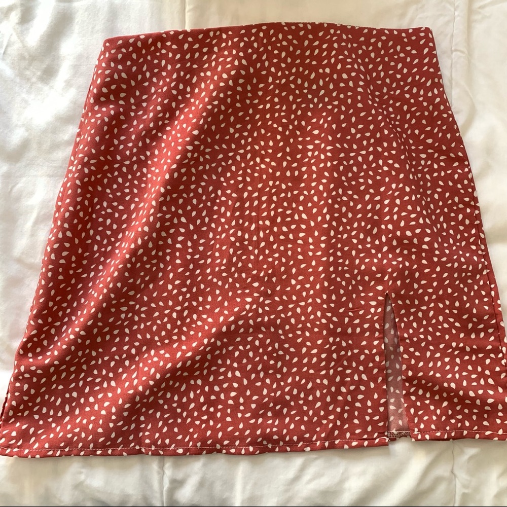 Red printed mini skirt with slit